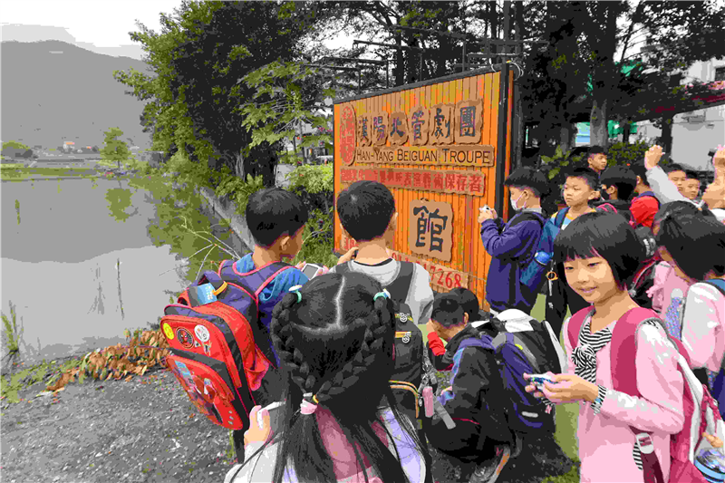 四年級外拍課程至漢陽北管劇團進行參觀。