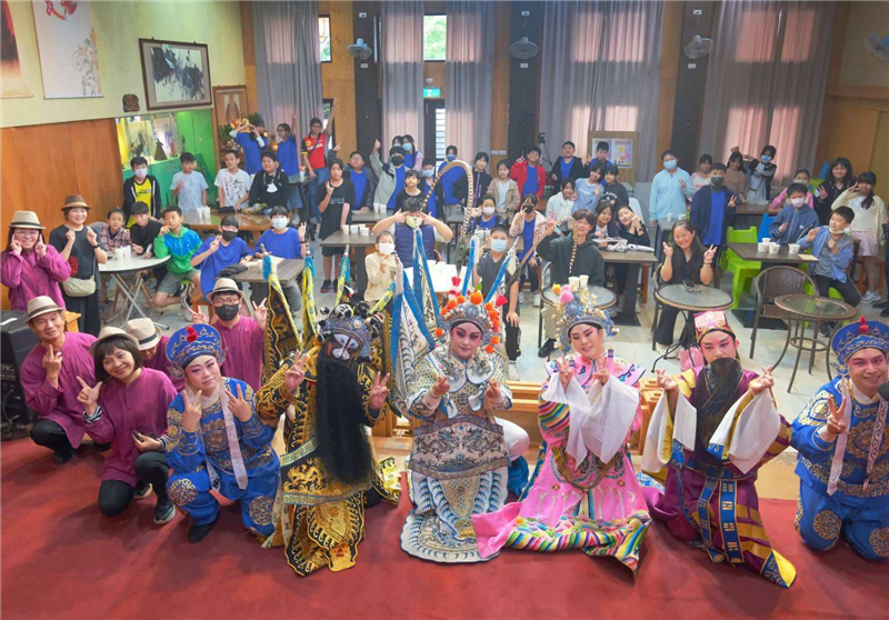 五、六年級利用外拍課程活動，攝影紀錄漢陽北管劇團演出。