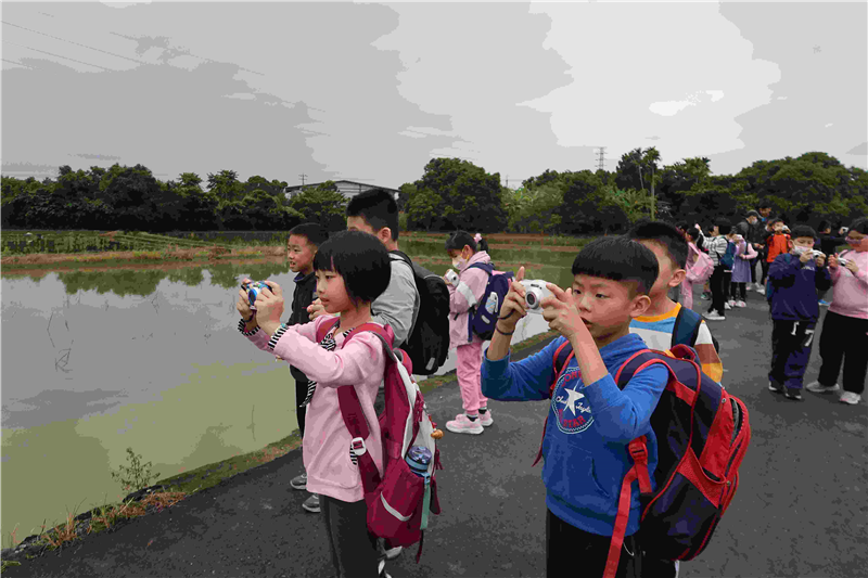 三、四年級外拍課程進行靜物攝影。