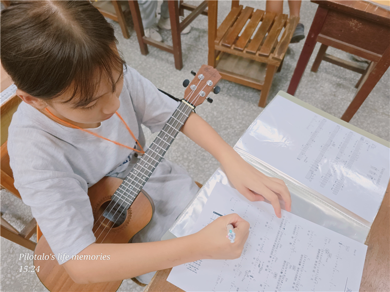 孩子們將簡譜重點標示出來。