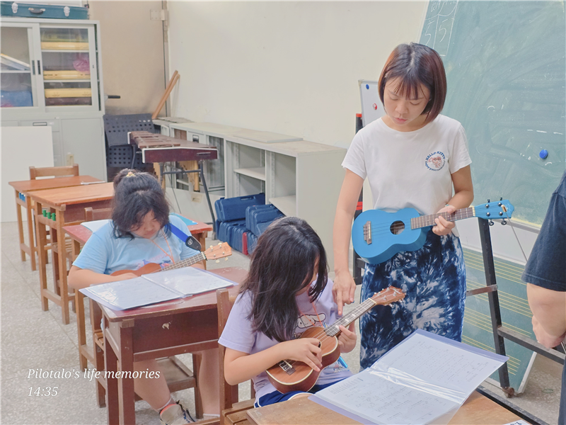 本校協同老師指導課堂中學習較為緩慢的同學。