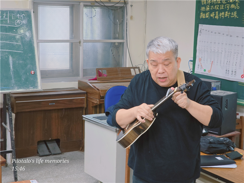 這學期配合歌曲的彈奏，增加了移調夾的使用。老師正說明如何操作。