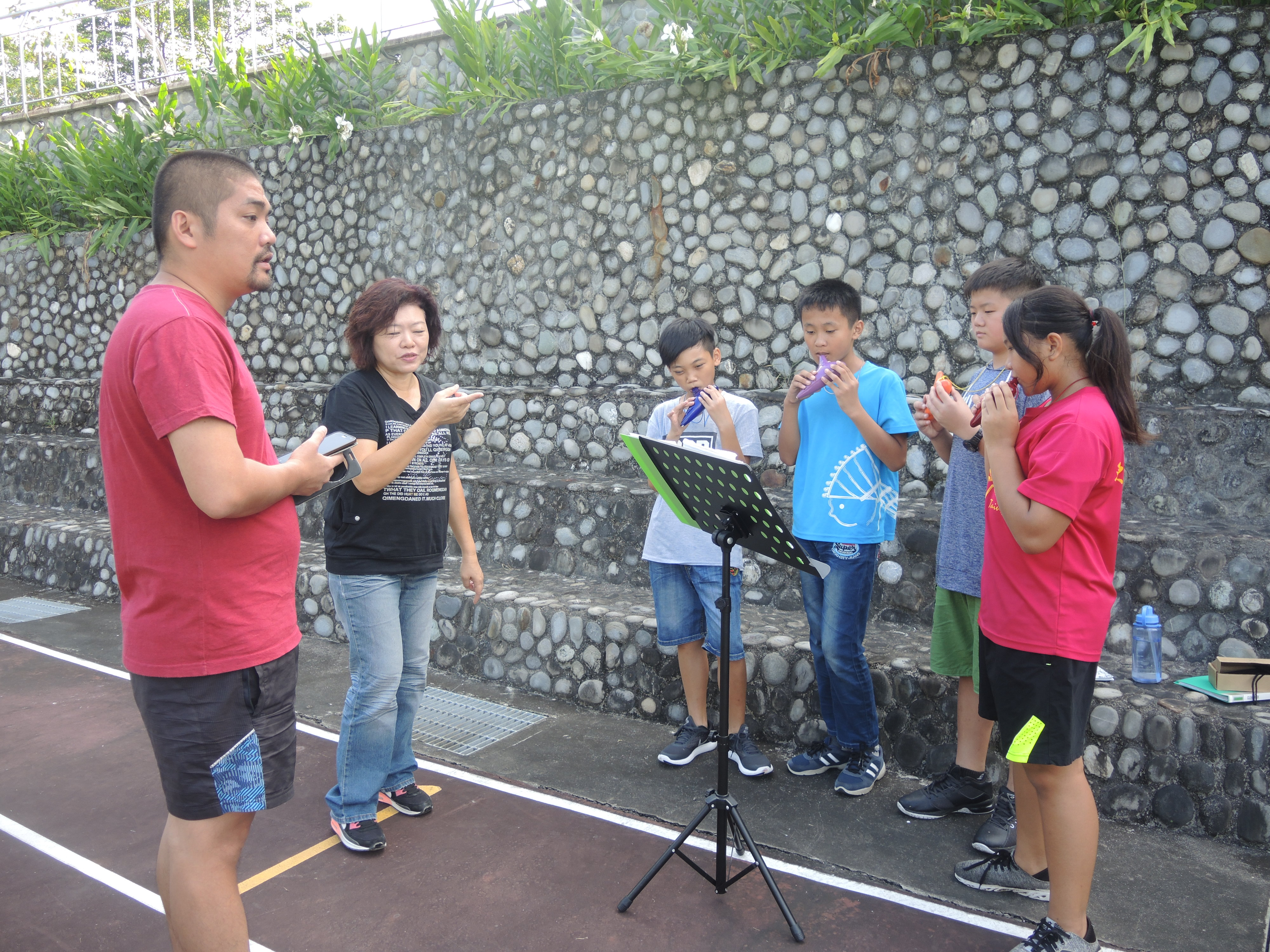 音樂專長教師與藝文團體教師共同指導學生陶笛演奏與台風