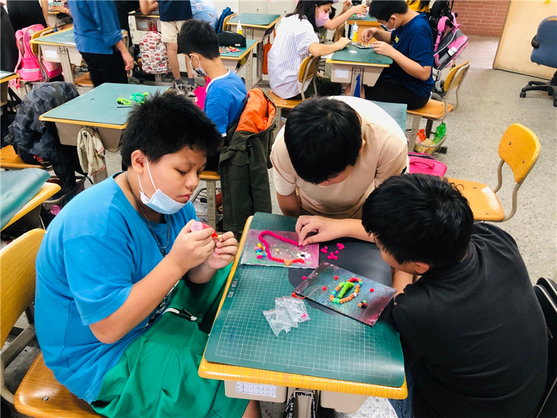 學生創作討論，流動畫與異材質拼貼