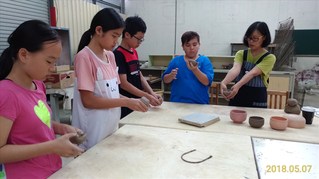教師示範手做陶碗的方法