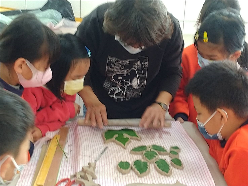 利用樹葉製作陶板