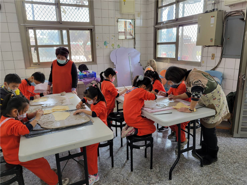 低年級學生製作陶板