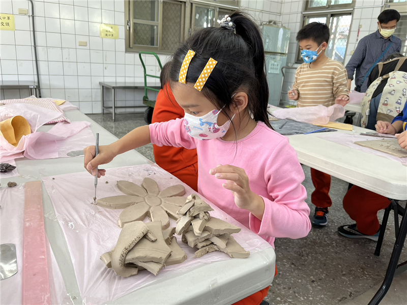 中年級學生裁割製作陶板