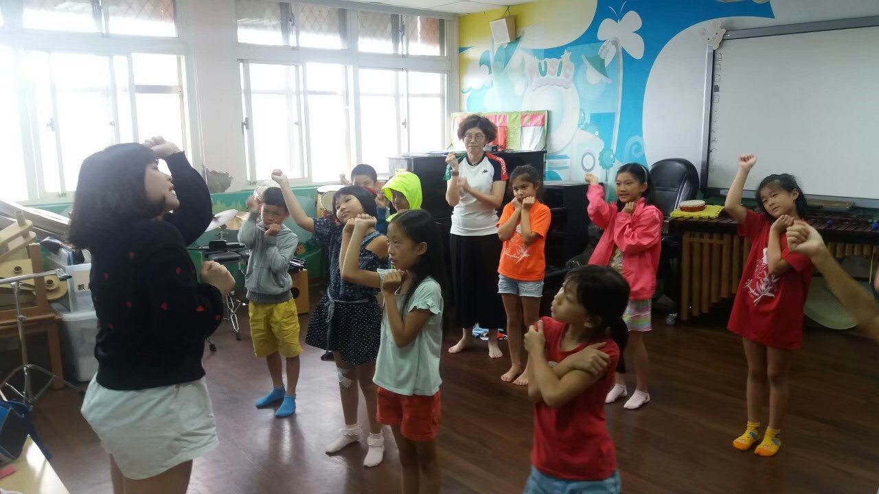 表藝專家和老師協同教學，指導三甲舞蹈展演的的肢體表情。