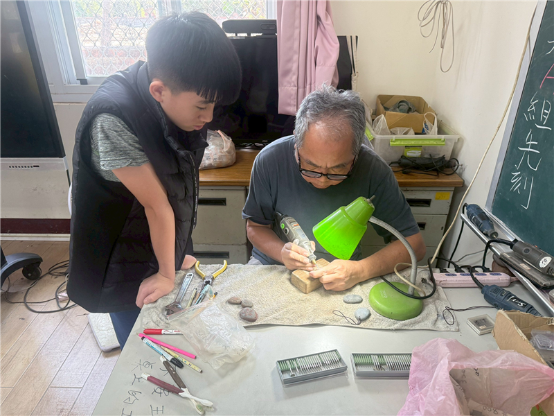 老師個別指導學生
