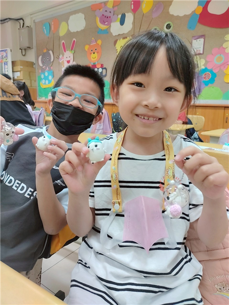 學生與作品開心合影