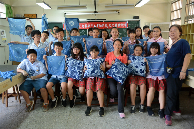 臺中市大甲國中學生展示藍染體驗成果