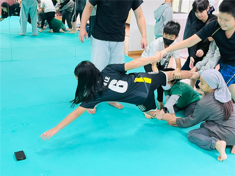 人體夾娃娃機完成小組任務