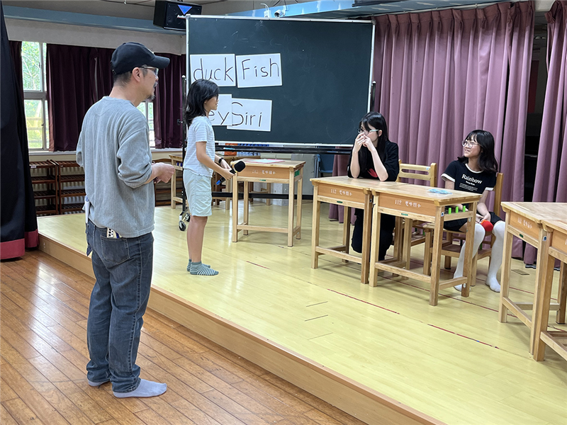 老師指導學生的戲劇表演