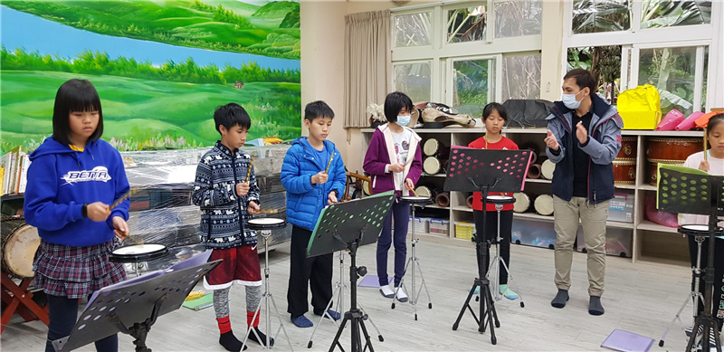 音樂教學_洪寬倫指導小朋友用打擊板進行打擊教學情形