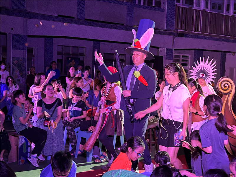藝術深耕成果展演校長家長都加入表演，與現場觀眾互動交流。