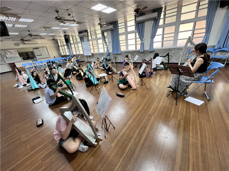 教師指導學生演奏