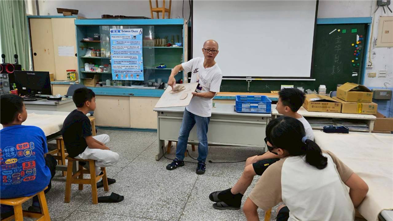 老師示範捏陶製作技巧