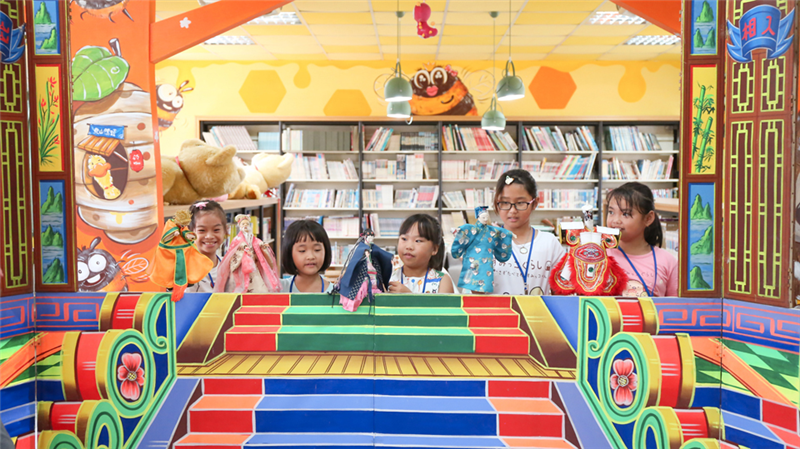 體驗布袋戲操偶的技巧與自我介紹的美感形式，並融入於布袋戲演出之中。