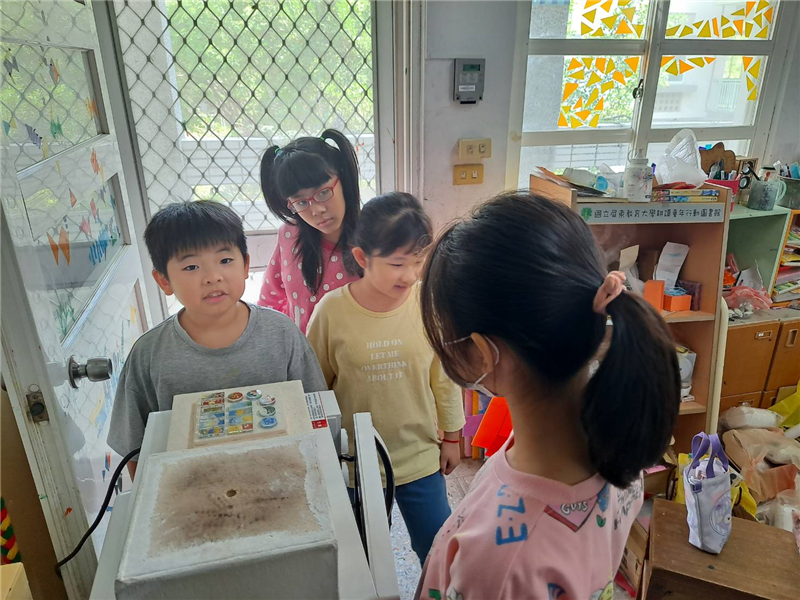 學生進行玻璃窯燒