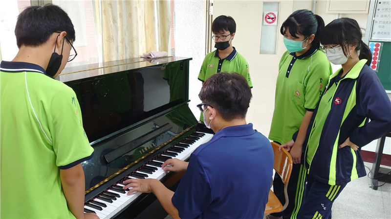 藝師示範鋼琴彈奏及歌唱技巧