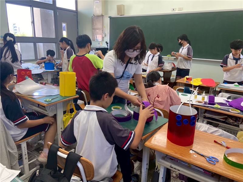 五年級鳴蟲超偶-紙類媒材應用方法及技巧教學 學生構思作品的內容及表現方式