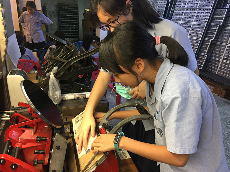 透過實際完成詩集與鑄字行參訪，感受唯有人，才能將人串連起來，理解一個字經歷多少事才成為一本書。