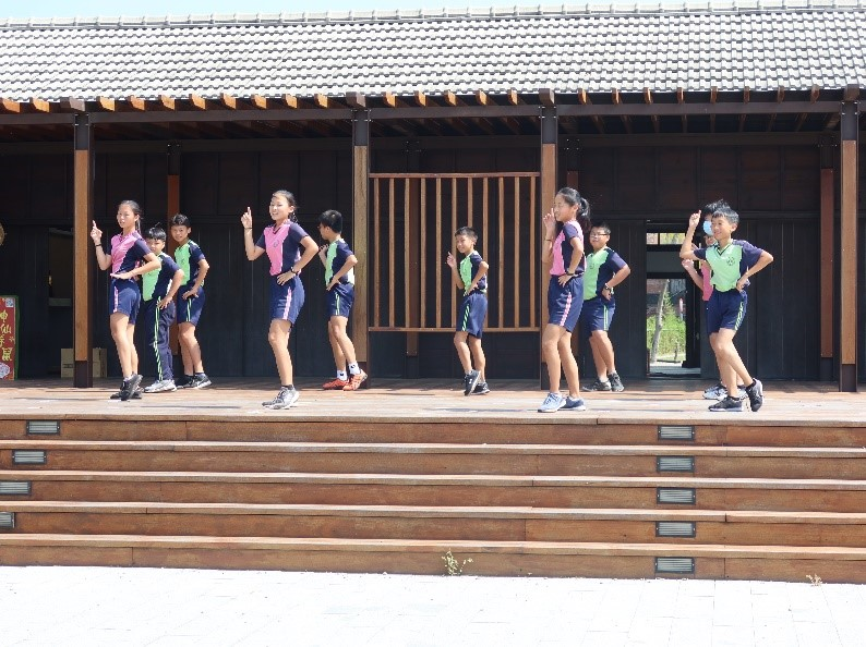 林鳳營道班房六年級現代舞蹈演出