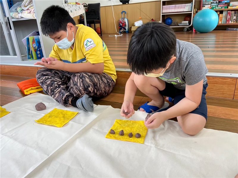 學生利用濕抹布保持陶土濕度