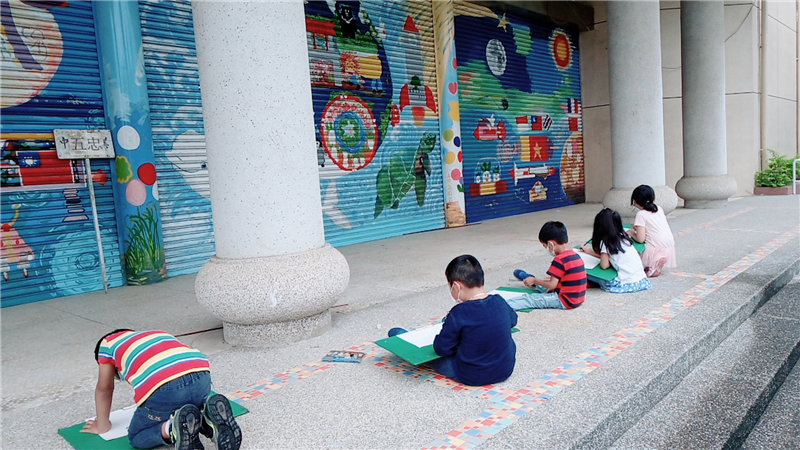 校園中彩繪的鐵捲門也是學生創作來源之一