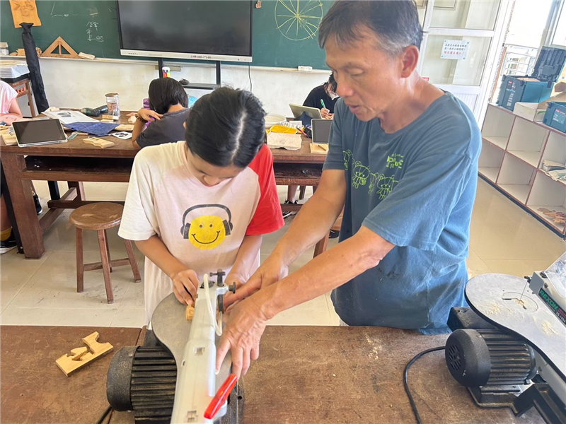 帶領學生操作線鋸機