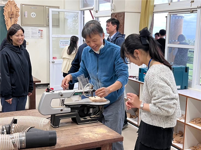 教日本大學生做木工