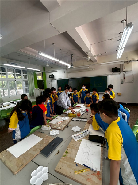 藝術家進行技巧指導