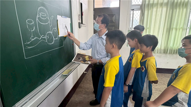 學生開心展示自己的作品