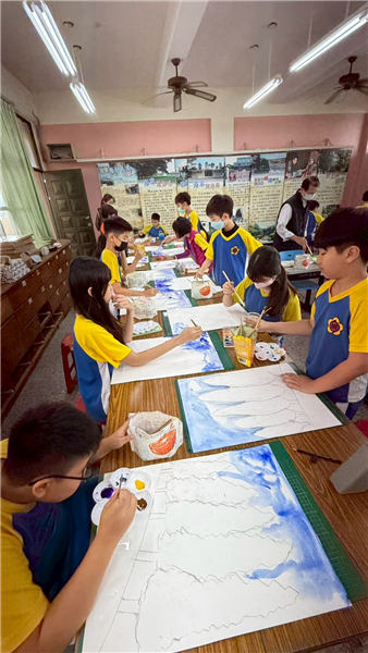 學生認真調配適合的顏料與色彩