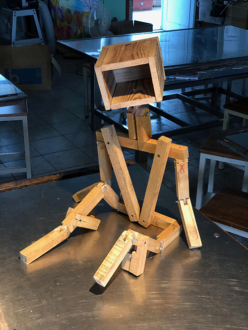 學生製作機器人桌燈