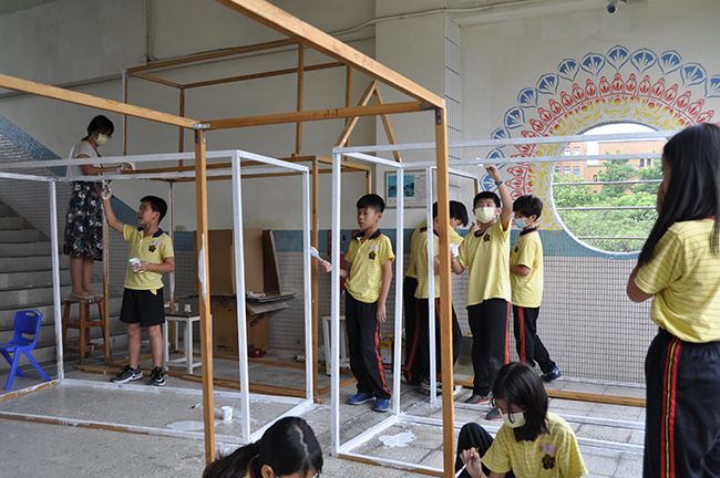學生釘製小木屋