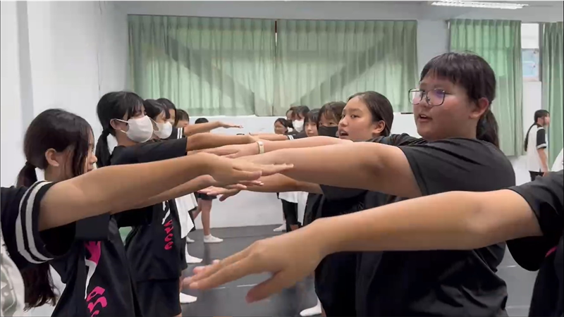 學生在表藝教室學習現代舞情形