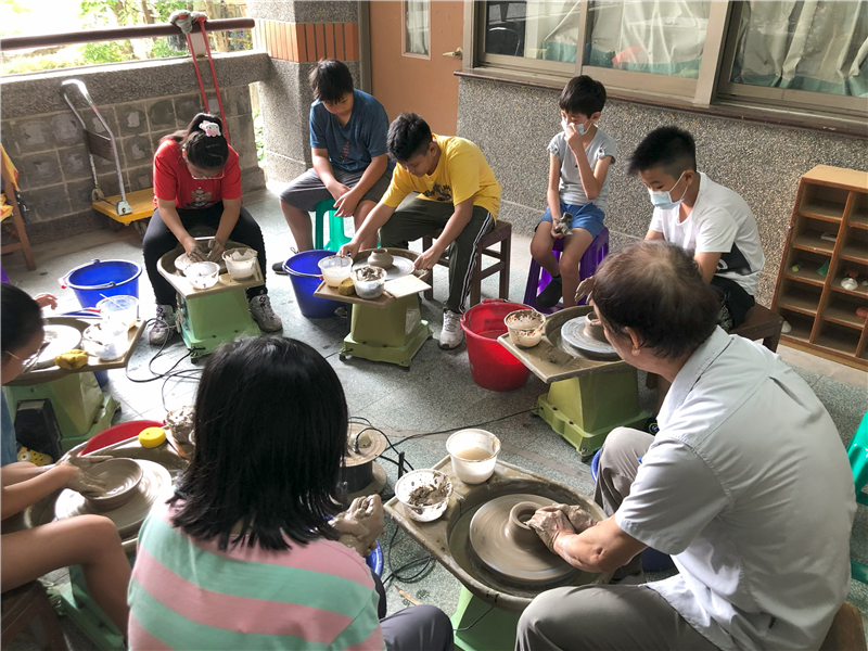 高年級學生手拉坏操作