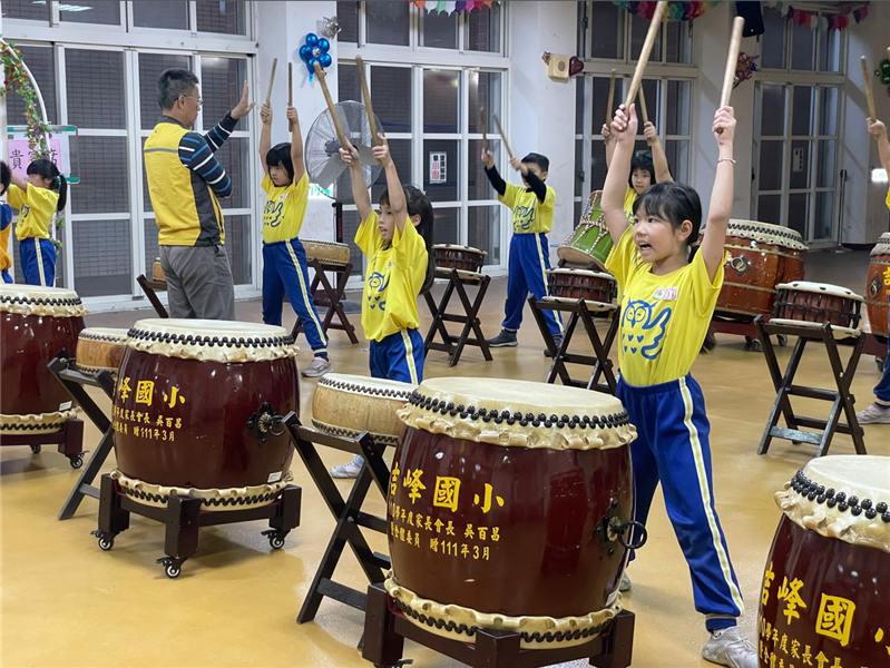 協同教師進行加強練習，準備校慶演出