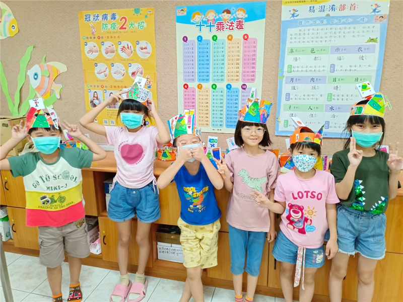 大家開心戴上運動會進場頭套合照
