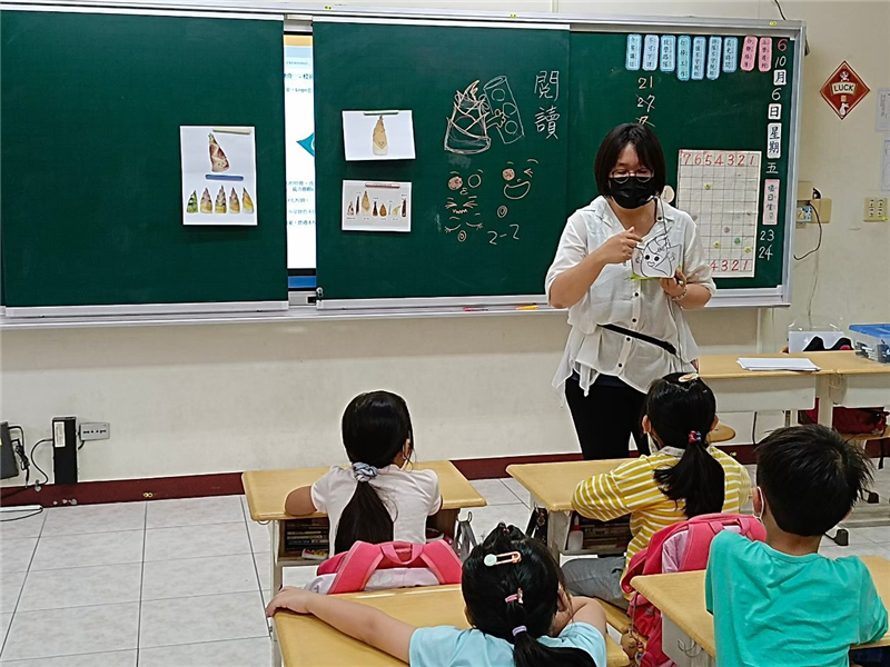 將竹筍的樣子擬人化做成頭套裝飾
