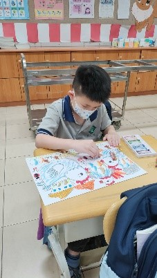 學生進行畫作著色