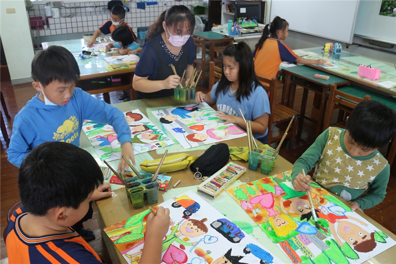 藝術家與藝文老師協同教學指導學生學習。