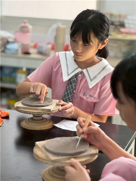 認識24節氣，創作陶板成為校園布置。