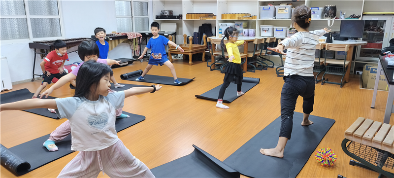故事瑜珈，觀察校園生態結合瑜珈招式展演。