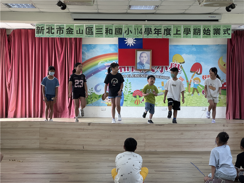 結合食農種稻課程，創作割稻舞。