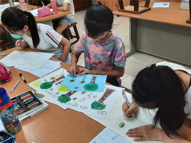 學生認真在蔡文意象作品上色