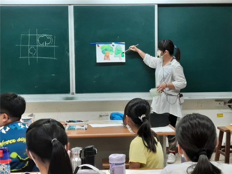 慢慢老師指導學生上色技巧