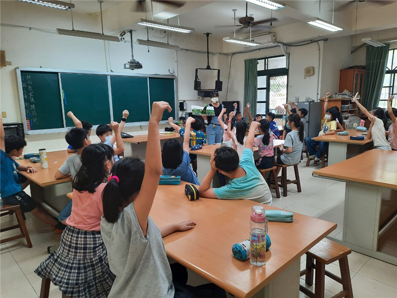 慢慢老師以繪本引導學生思考蔡文意象